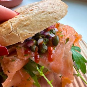 Spicy Zalm Bagel met Sriracha