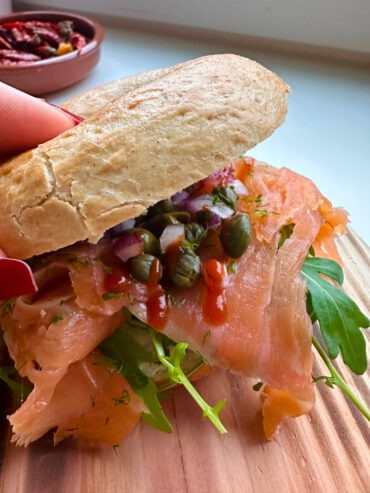 Spicy Zalm Bagel met Sriracha